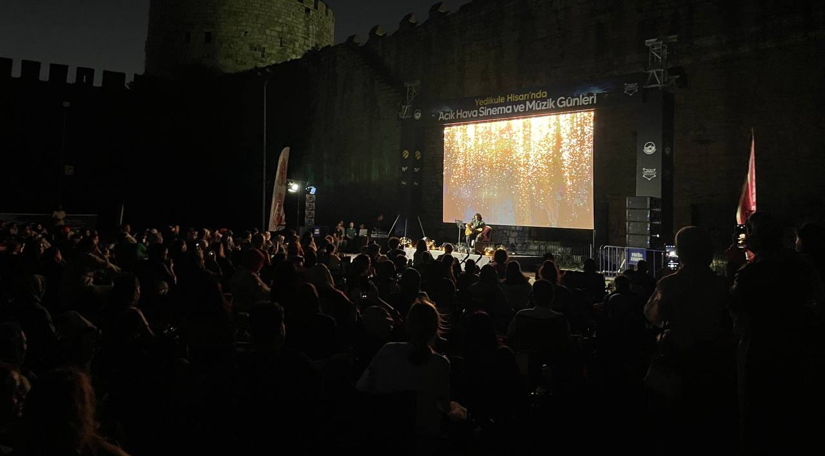 Tarihin Kalbinde Bir Yaz Geleneği: Efsaneleriyle Ünlü Yedikule Hisarı’nda Akustik Akşamlar Devam Ediyor